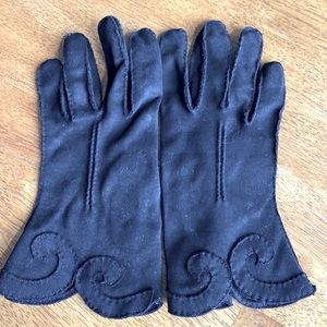 Vintage black fancy dress gloves. Nice cut and details around wrist. Fits sm-med